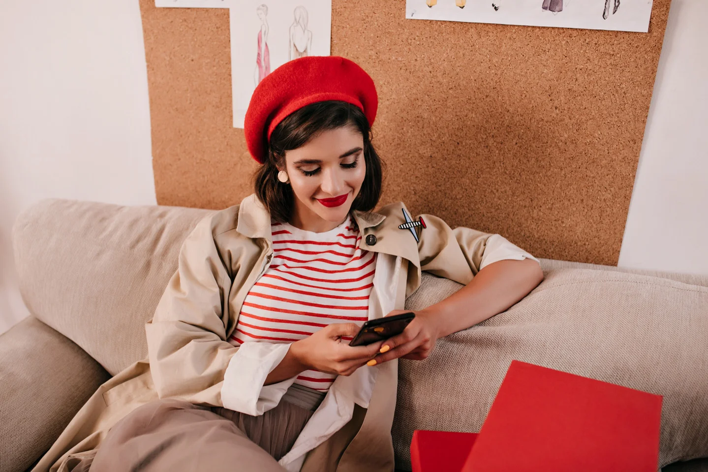 happy-lady-bright-beret-chatting-her-smartphone-pretty-beautiful-woman-modern-clothes-is-sitting-sofa-smiling